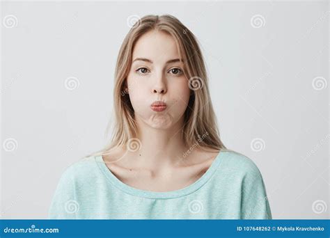 Traurige Blonde Junge Frau Hat M Rrische Ausdruckschellfische Ihre Lippen Nach Streit Mit