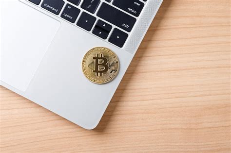 Moneda criptográfica btc estándar de bitcoin en computadora portátil