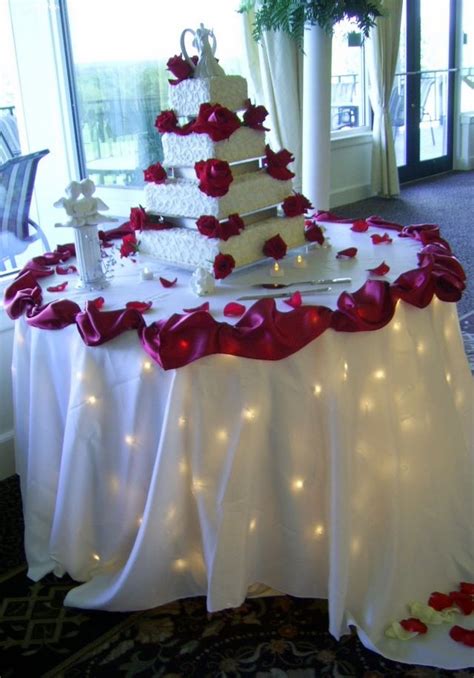 déco de mariage gâteau blanc avec des pétales rose Wedding cake table