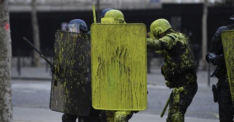 Sur les Champs Élysées les gilets jaunes aspergent les policiers de