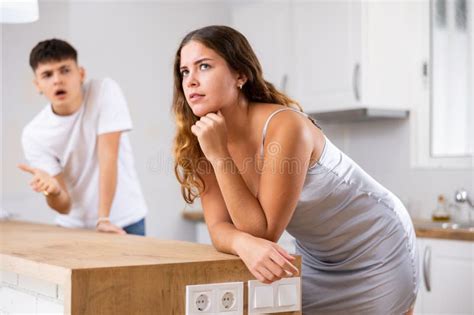 El Joven Marido Reclama A Su Esposa En La Cocina Foto De Archivo