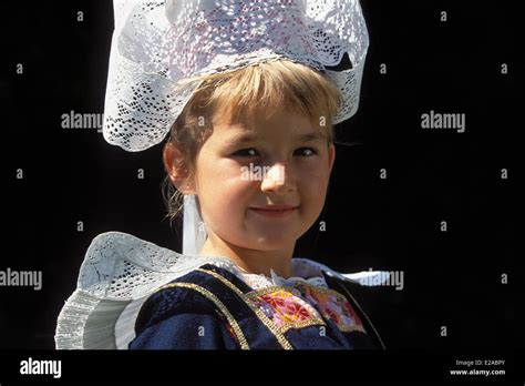 La France Finistère Pont Aven Une Jeune Fille Bretonne Portant Une