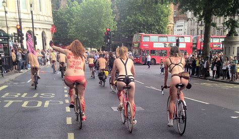 Londra il 10 Giugno la Città si sveste per la World Naked Bike Ride