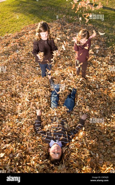 Enfants jouant dans un parc Banque de photographies et dimages à haute