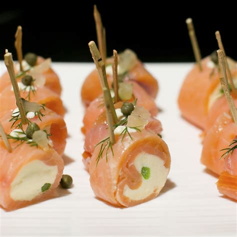 Rollitos de salmón ahumado con queso de cabra 4 2 5