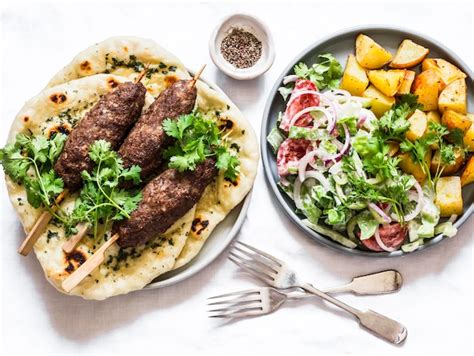 Carne Kebab Ajo Hierba Naan Yogur Aderezo Ensalada De Verduras Papas