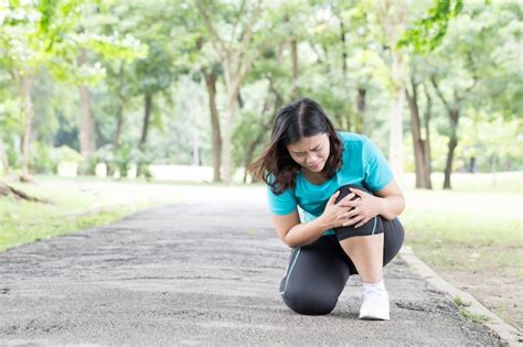 Premium Photo Asian Young Woman Having Knee Pain While Exercising