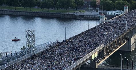 Demonstrators shut down Burnside Bridge in Portland (PHOTOS) | News