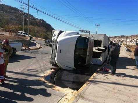 Por falla mecánica volcó camión de la basura El Pueblo