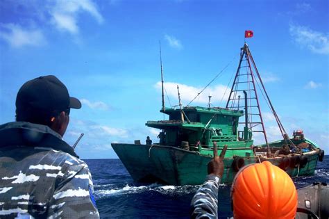 Tni Al Tangkap Kapal Ikan Asing Dan Usir Kapal Pengawas Perikanan