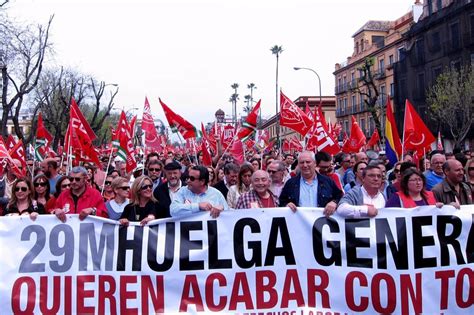 Huelga Miles de personas unas 100 000 según los sindicatos