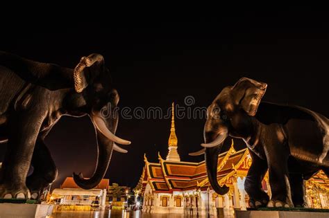 Phra Que Choeng Chum Temple En La Noche Es Un Monumento Religioso