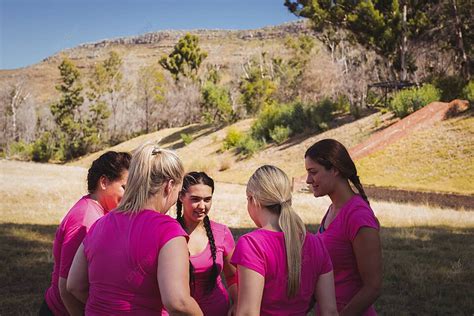 Fondo Un Círculo De Mujeres Que Participan Activamente En La