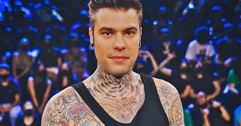 Fedez E Larte Di Mettersi A Nudo Il Tatuaggio Della Rinascita Si