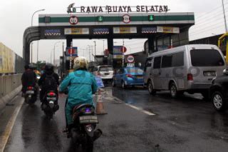 Pengendara Sepeda Motor Masuk Jalan Tol Akibat Banjir Datatempo