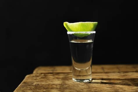 Trago De Tequila Con Jugosa Rodaja De Limón Y Sal Sobre Fondo Oscuro