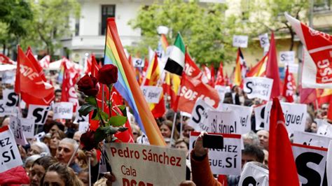 Los Dirigentes Del Psoe Interrumpen Sus Intervenciones Para Salir A La Calle Con Los