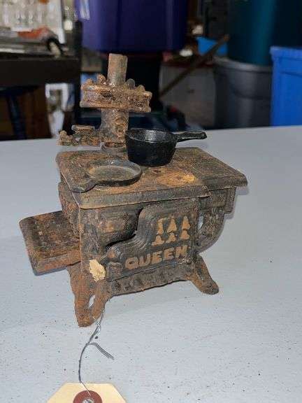 Vintage Miniature Queen Cast Iron Stove Salesman Sample Dollhouse Skillet - Baer Auctioneers ...