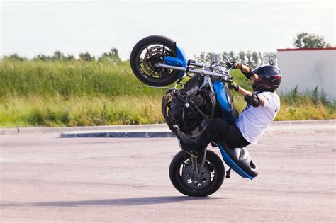 Czy Jazda Motocyklem Na Jednym Kole Jest Legalna Wyg Upy Kosztuj