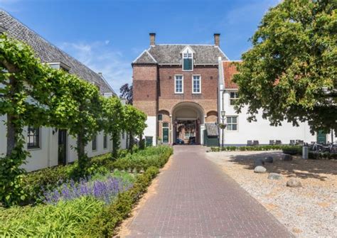 Lais Puzzle Garten Und Schloss Im Historischen Zentrum Von Montfoort