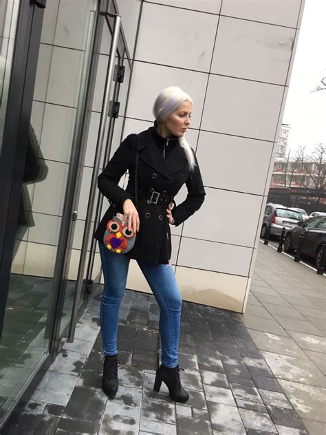 Stylish Blonde Urban Casual Sexy Look With Guess Jeans And Coat Miejski Sexy Look Na Co Dzie