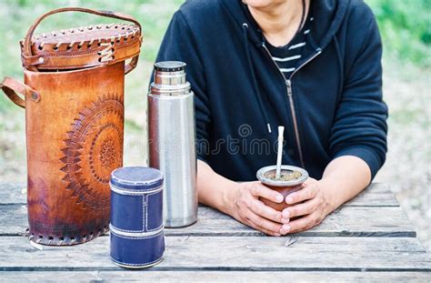 Mulher Latina Bebendo Grama Mate No Campo Foto De Stock Imagem De Cultura Antioxidante