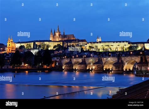 Prag bei Nacht Republik Moldau Tschechien Prag Karlsbrücke und