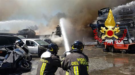 Roma Nuovo Incendio In Autodemolitore A San Cesareo Radio Colonna