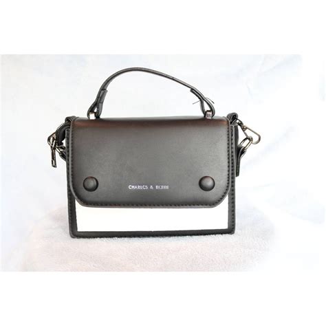 กระเป๋าสะพาย Charles & Kcith หน้ากระดุม สีดำ ขาว | Shopee Thailand