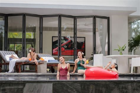 Ninh Dương Lan Ngọc nóng bỏng với bikini bên bể bơi