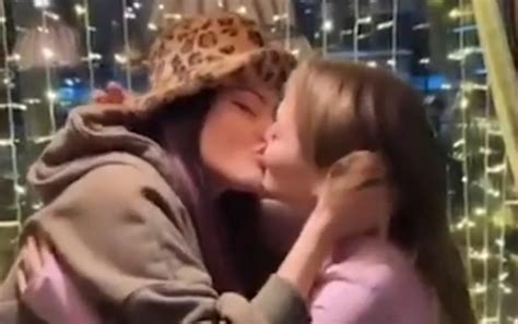 En Russie Deux Femmes Condamn Es Pour Un Baiser Lesbien