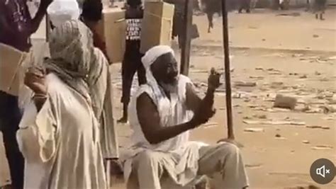 رجل يثير الجدل بـ وضوئه وسط عمليات النهب في السودان فيديو