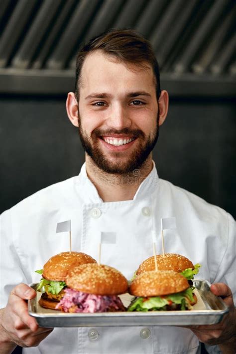 Cocina Del Restaurante De With Burgers In Del Cocinero Foto De Archivo