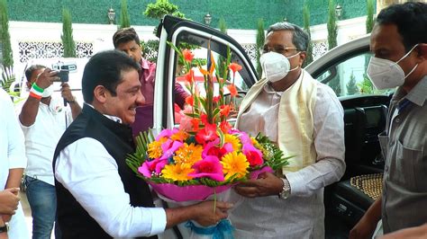 Siddaramaiah Visits Mla Bz Zameer Ahmed Khans Residence For Lunch