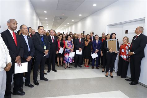 Develan placa en honor al Dr Aníbal Tejada en el Hospital Clínico de