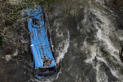 Six morts après la chute spectaculaire d un car dans une rivière en