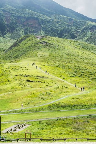 日本 九州景點 阿蘇火山口 草千里一望無際草原山湖美景 還可以騎馬 重現進擊的巨人場景 阿蘇火山博物館 跳躍的宅男