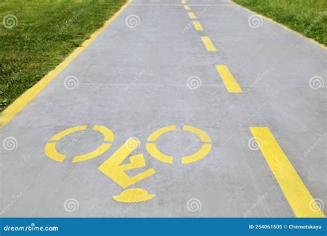 Bike Lane With Painted Yellow Bicycle Sign Stock Image Image Of Sign