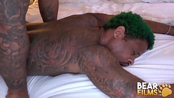 Oso Negro Barebacks Tatuado Parte Inferior Gay XNXX