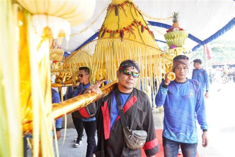 Upacara Larung Sembonyo Oleh Nelayan Trenggalek