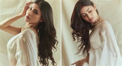 Mouni Roy Sets Internet On Fire In White Saari Check Out Her Amazing Look मौनी रॉय ने व्हाइट