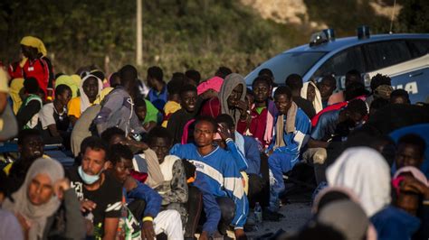 L Le Italienne De Lampedusa Face Une Arriv E Record De Migrants