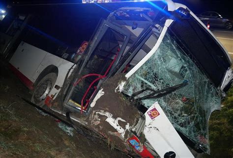 Heftiger Unfall Auf Der A Bus Kracht Auf Lkw Und Schleudert In Den Graben