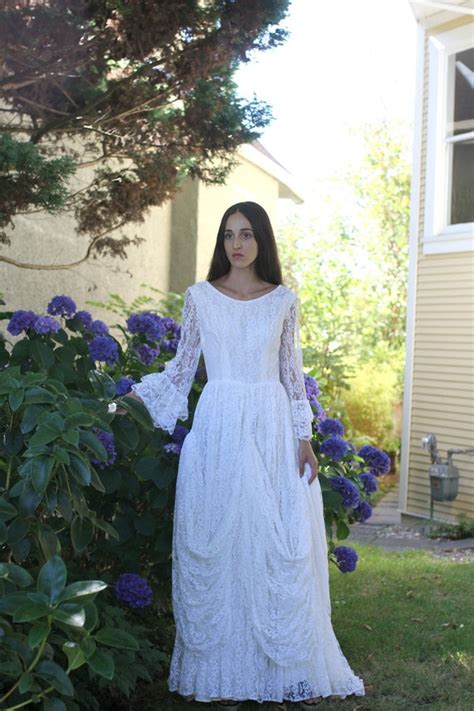 Vintage 70s White Lace Country Bohemian Style Lined W Gem