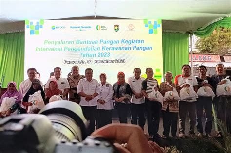 Penyaluran Secara Simbolis Bantuan Pangan Kegiatan Intervensi