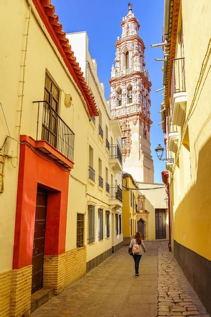 Mujer paseando por las estrechas calles de la ciudad de écija con la