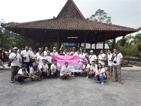 MENGUNJUNGI RUMAH MBAH MARIDJAN DI KAKI GUNUNG MERAPI Bisnis Sulawesi