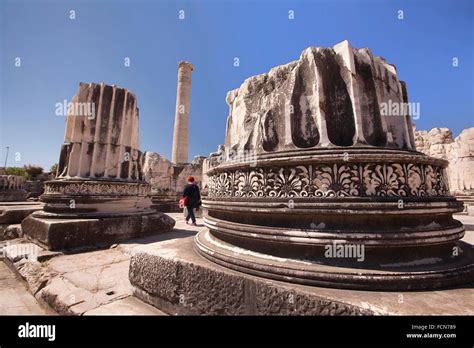 Turista En El Templo De Apolo En La Zona Arqueol Gica De Didyma Didim