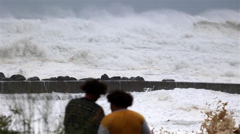 Reunion Island residents on highest alert as Cyclone…