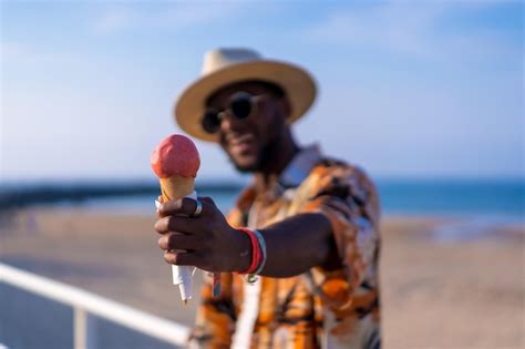 Retrato De Un Hombre De Etnia Negra Disfruta De Las Vacaciones De